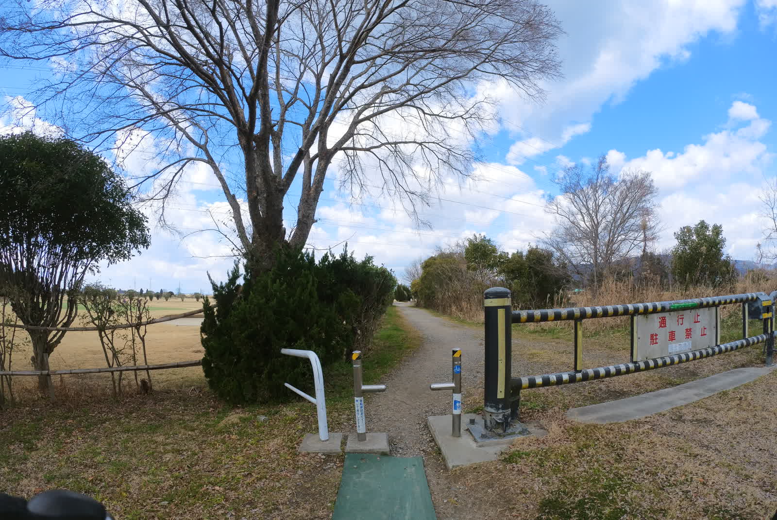 ゴルフ場の自転車止め