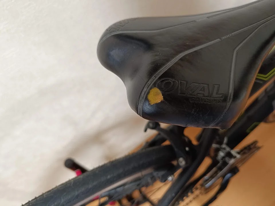 自転車のサドルの破れを補修 featured image