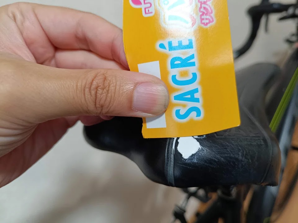 スクレーパーで表面を整える