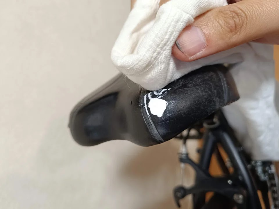 はみ出した部分を拭き取る