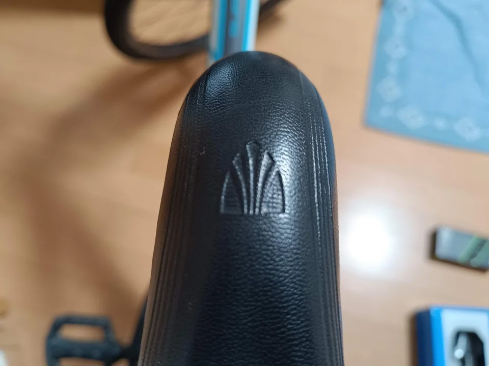 サドルにTREKの刻印