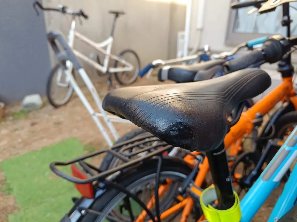 アドカラーが乾いたあとのTREK Superfly 24のサドル