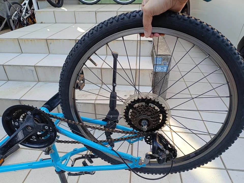 自転車をひっくり返してホイールを外します