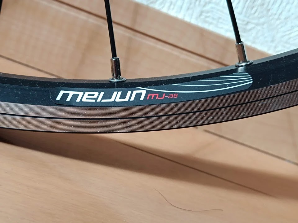 ブランド名と思われるシールがリムに貼られている