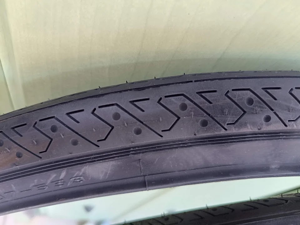 26×1.5のタイヤ表面のトレッドパターン