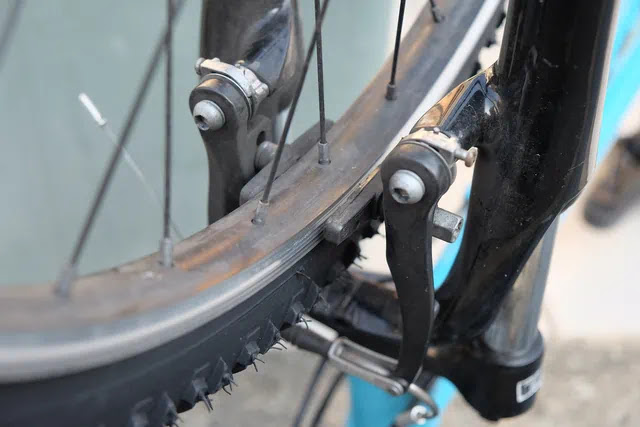 ホイールを自転車に取り付けます