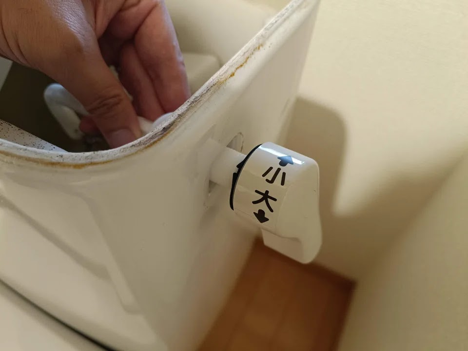 レバーハンドルをタンクから抜きます
