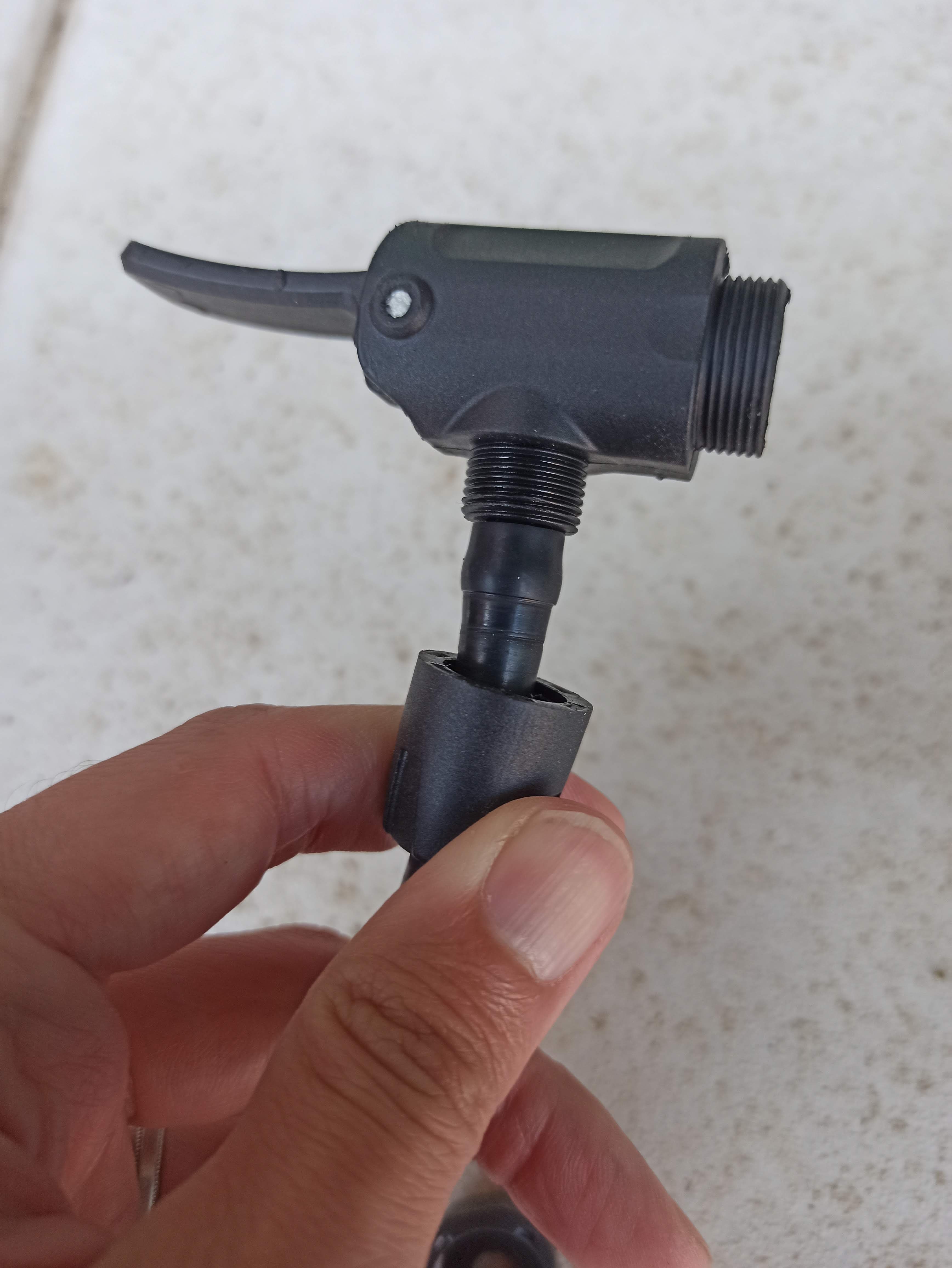 既存のポンプヘッドのロックナットを外す