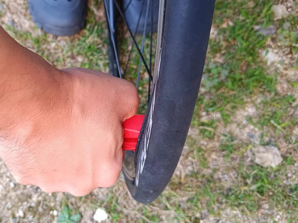 立ってTyre Gliderに体重をかける