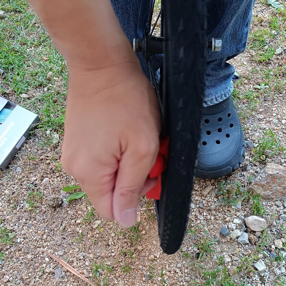 体重をかけながらTyre Gliderを押す