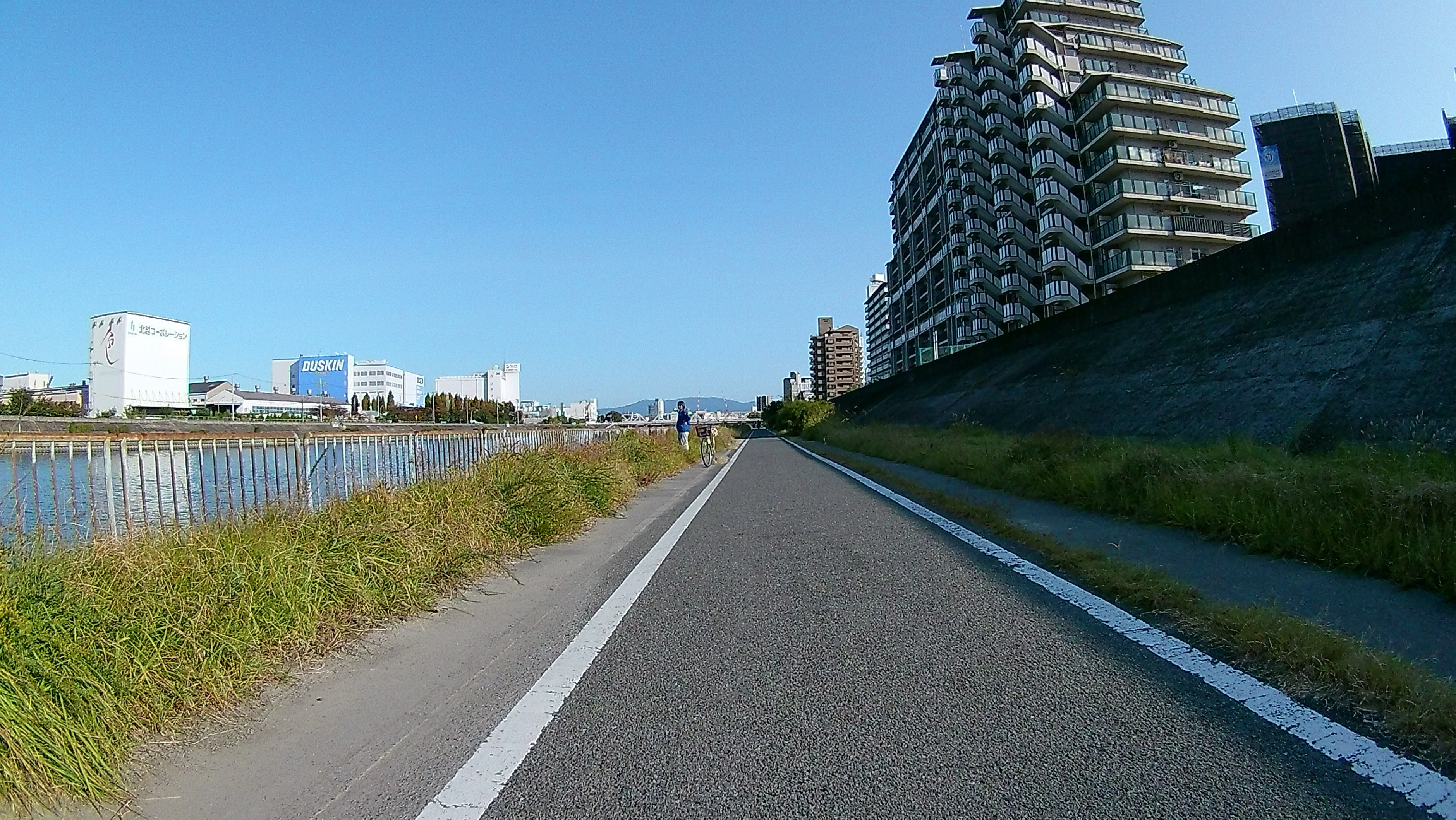 神崎川沿いの道