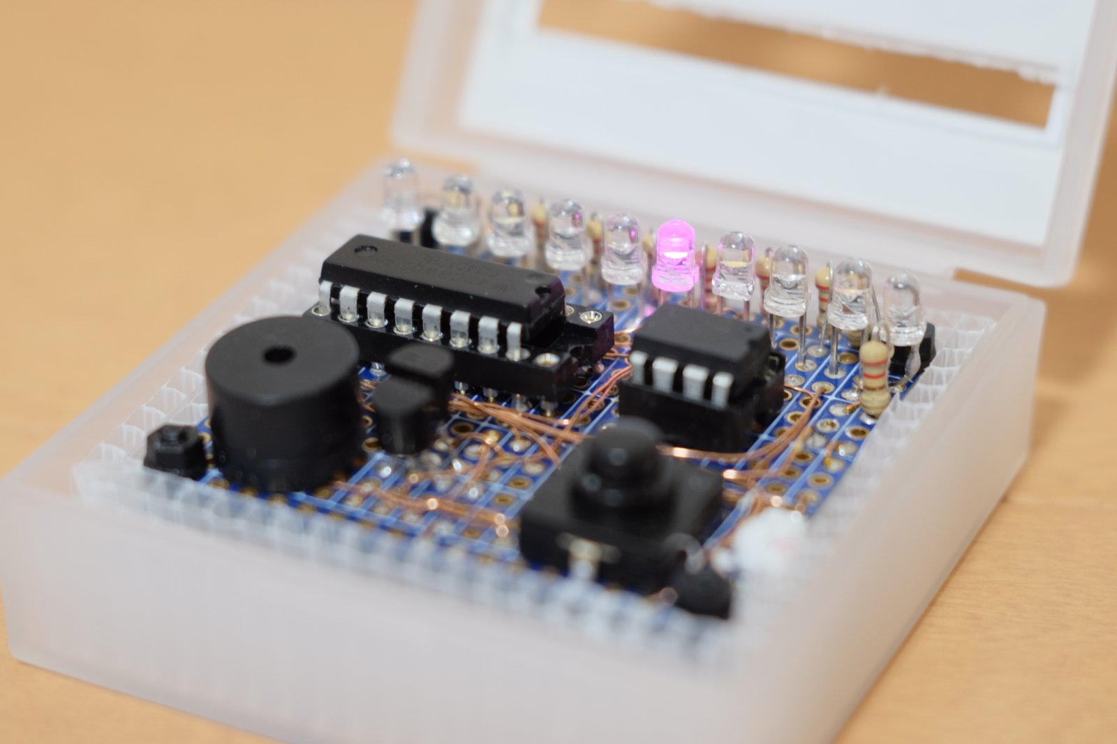 基板をケースに入れる