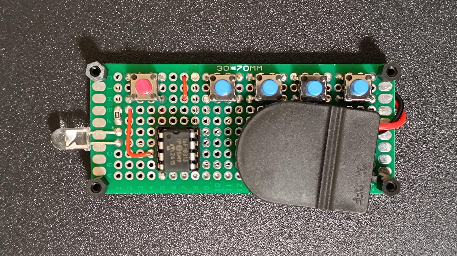 PICマイコン、赤外線LED、タクトスイッチ等をはんだ付けした30X70mmユニバーサル基板