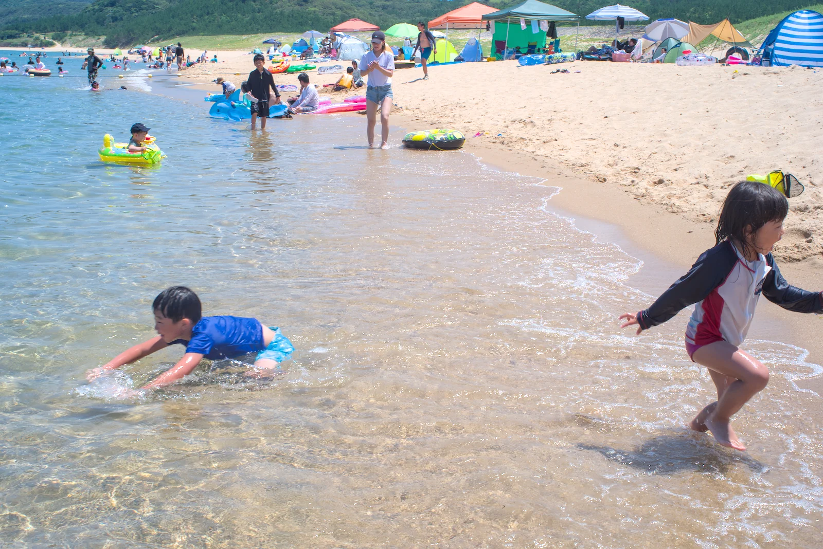 波打ち際で遊ぶ