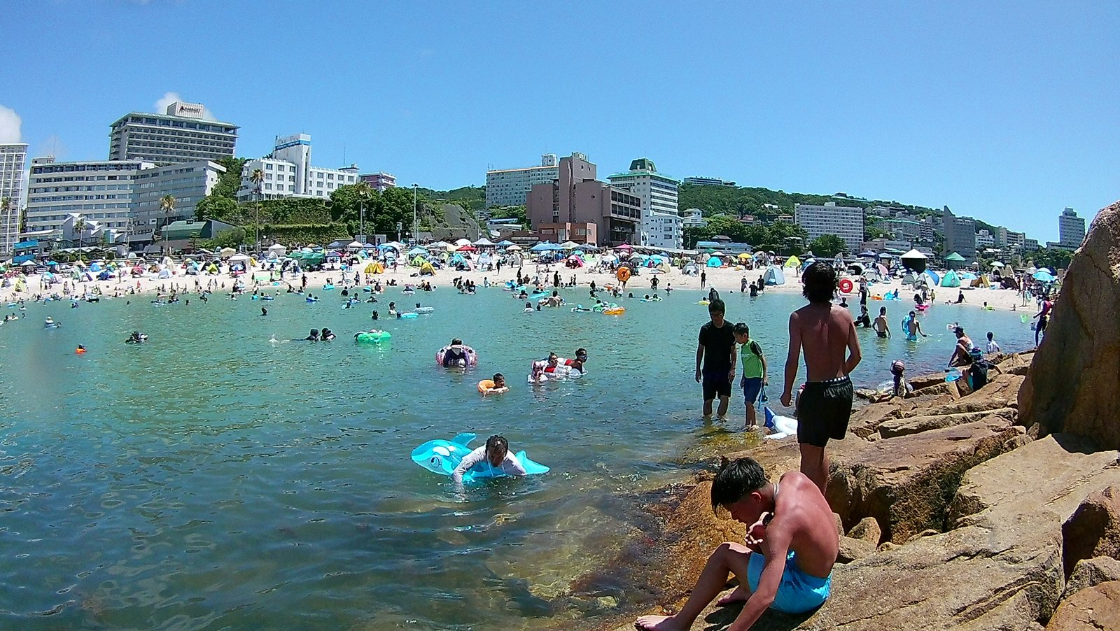 人工磯と付近の海