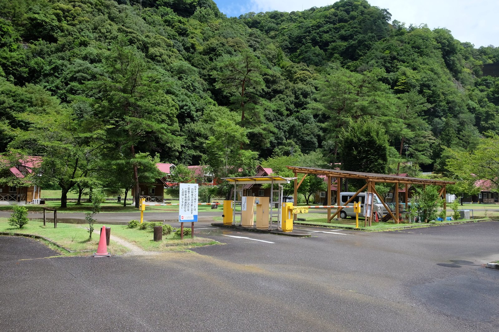キャンプ場入口のゲート