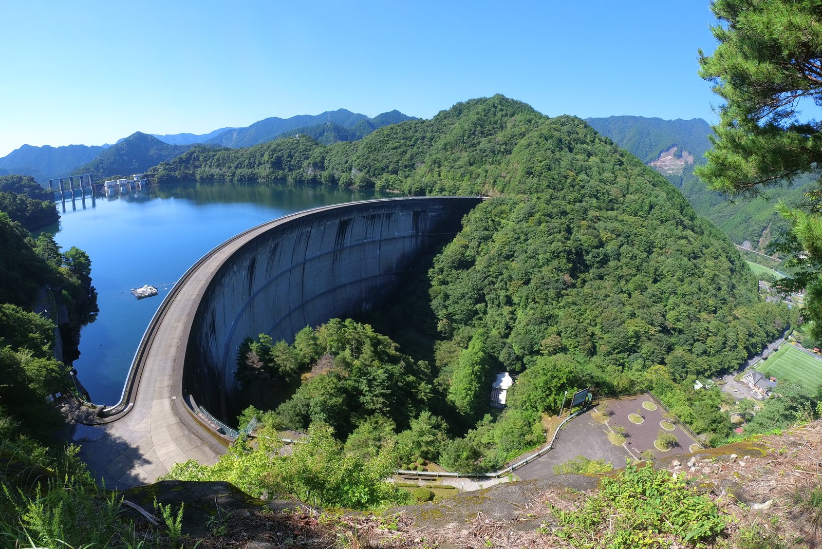 平成の森キャンプ場から池原ダムを眺める