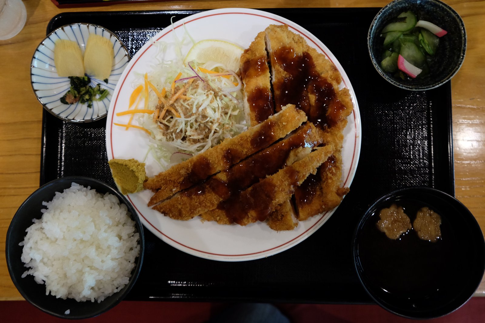 巨大チキンカツ定食