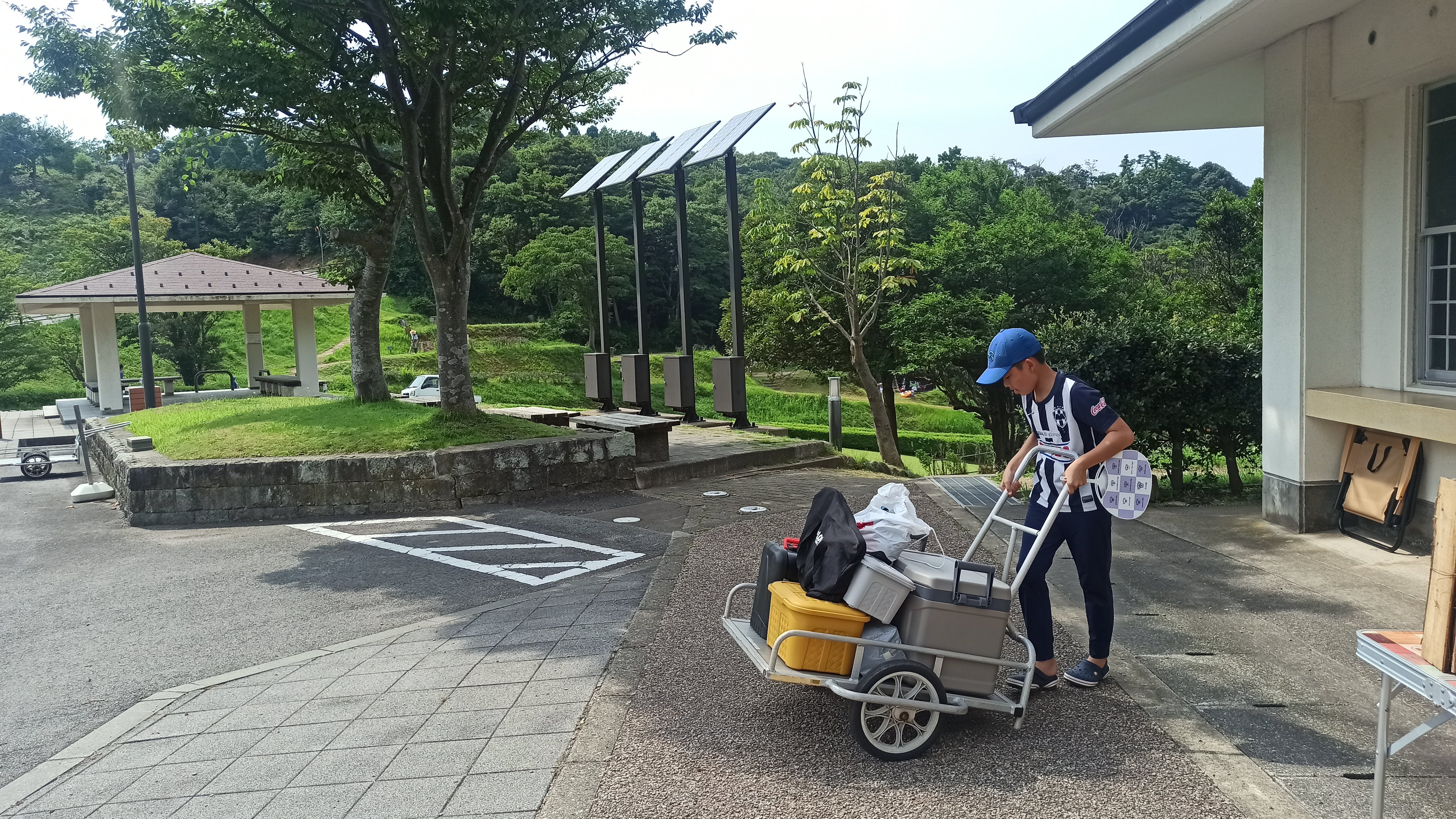 リヤカーで荷物を運ぶ