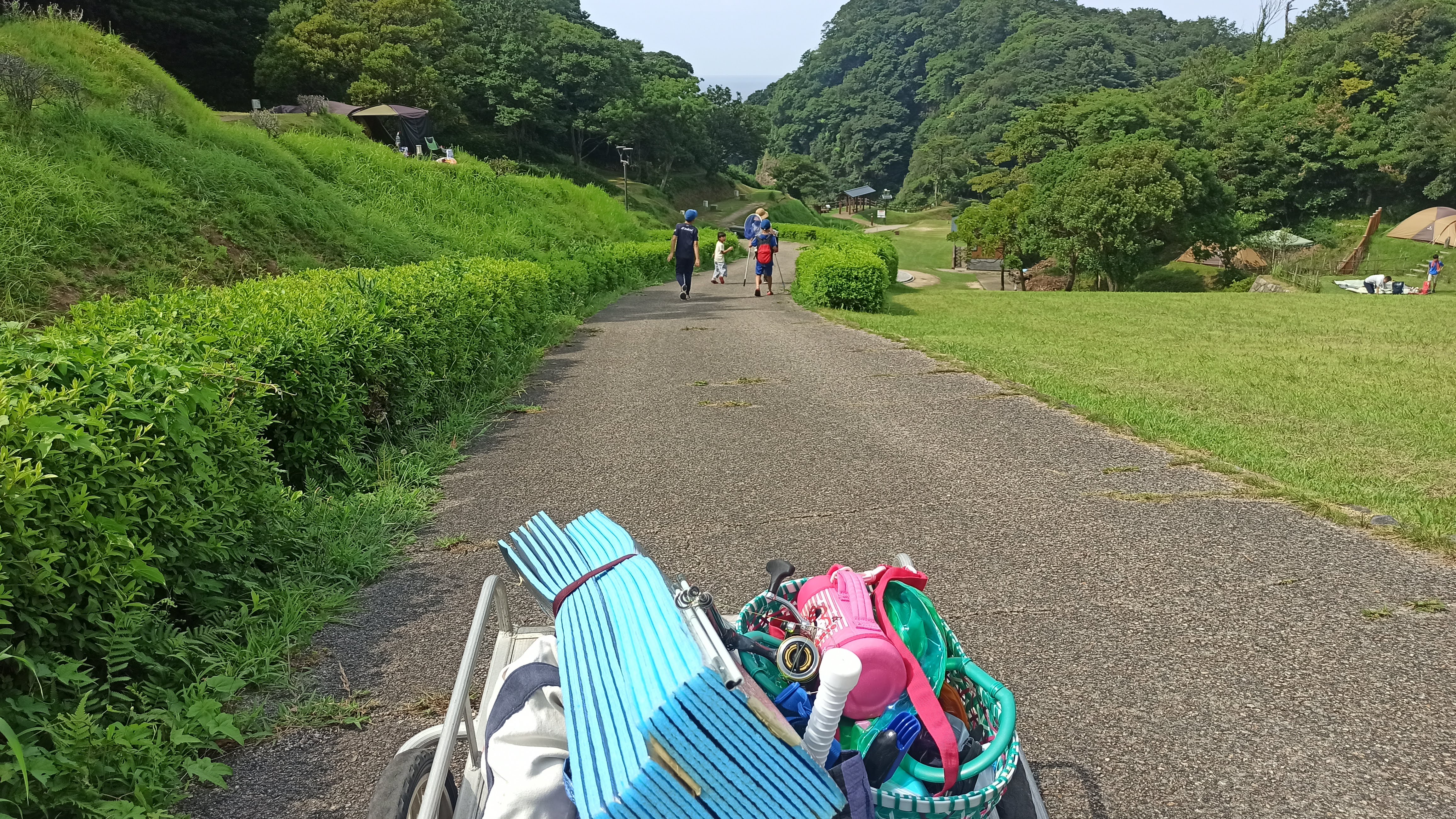 リヤカーで坂道を行く