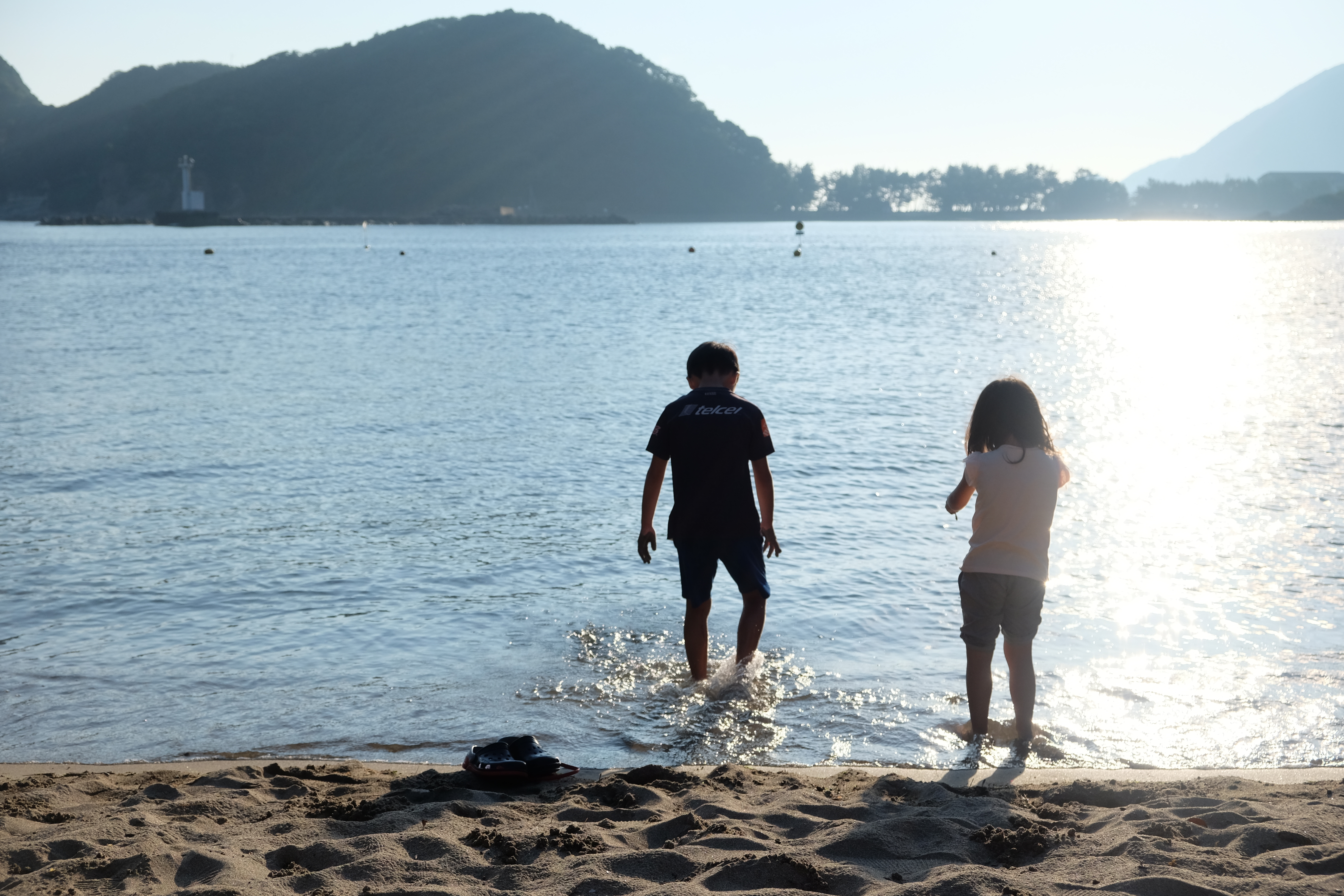 朝の庵蛇浜で遊ぶ子供
