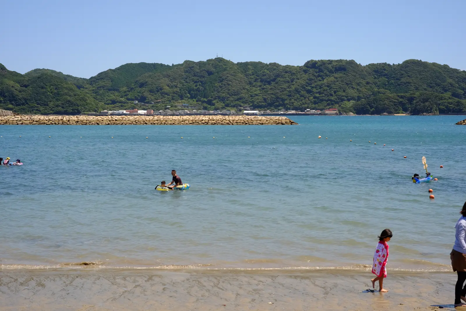 橋杭岩海水浴場で遊ぶ