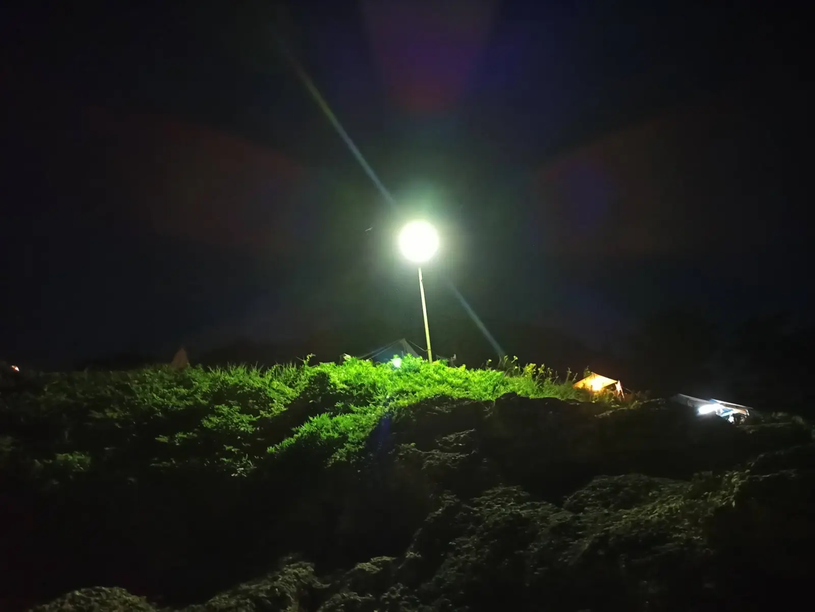 夜の磯を照らすライト