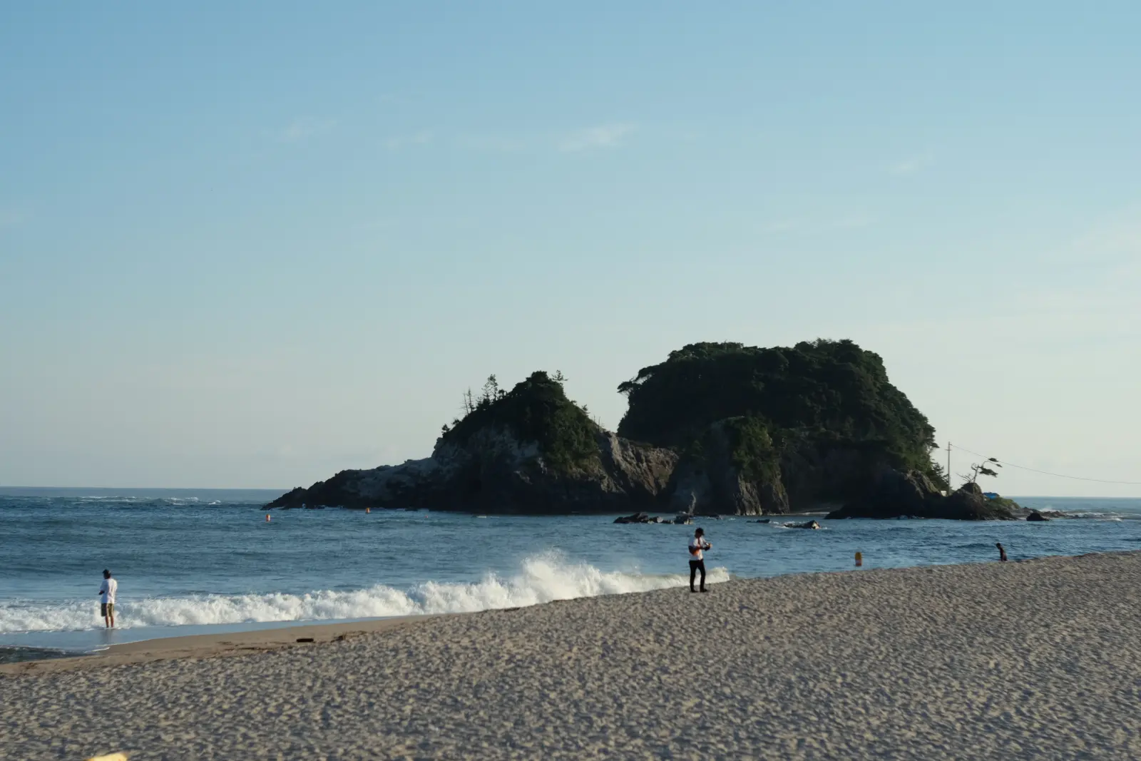 朝日を浴びる海の景色と手前の宇川