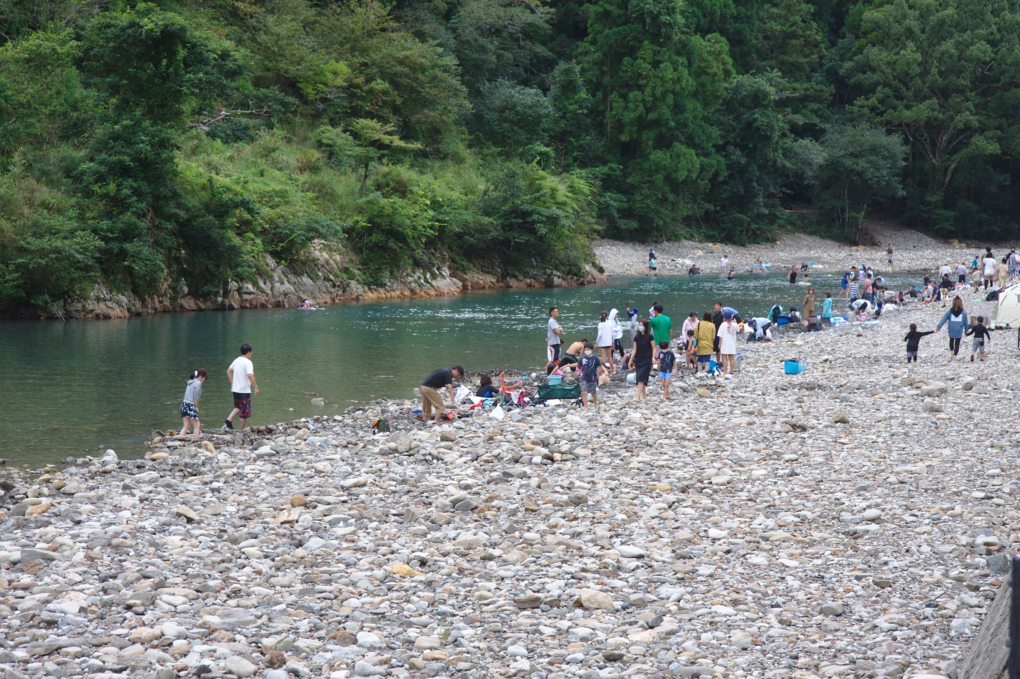 川から湧き出る温泉