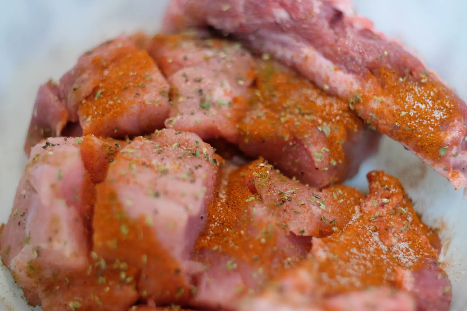 豚肉にスパイスを振る