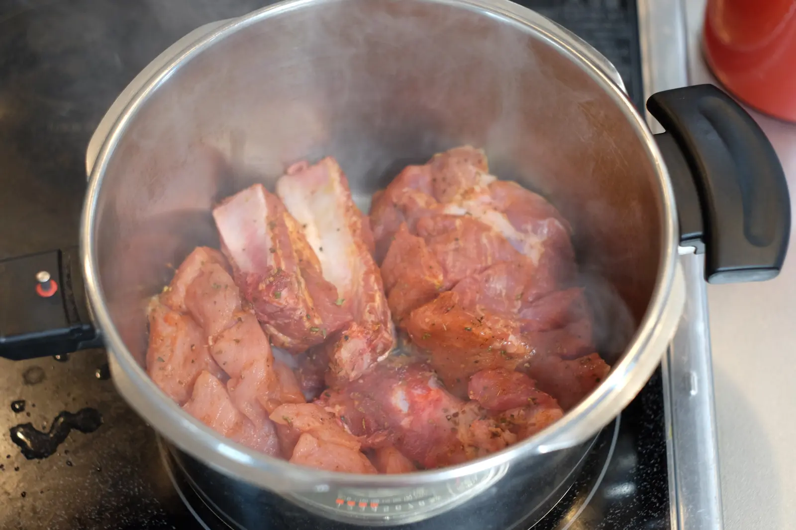 豚肉を圧力鍋で焼く