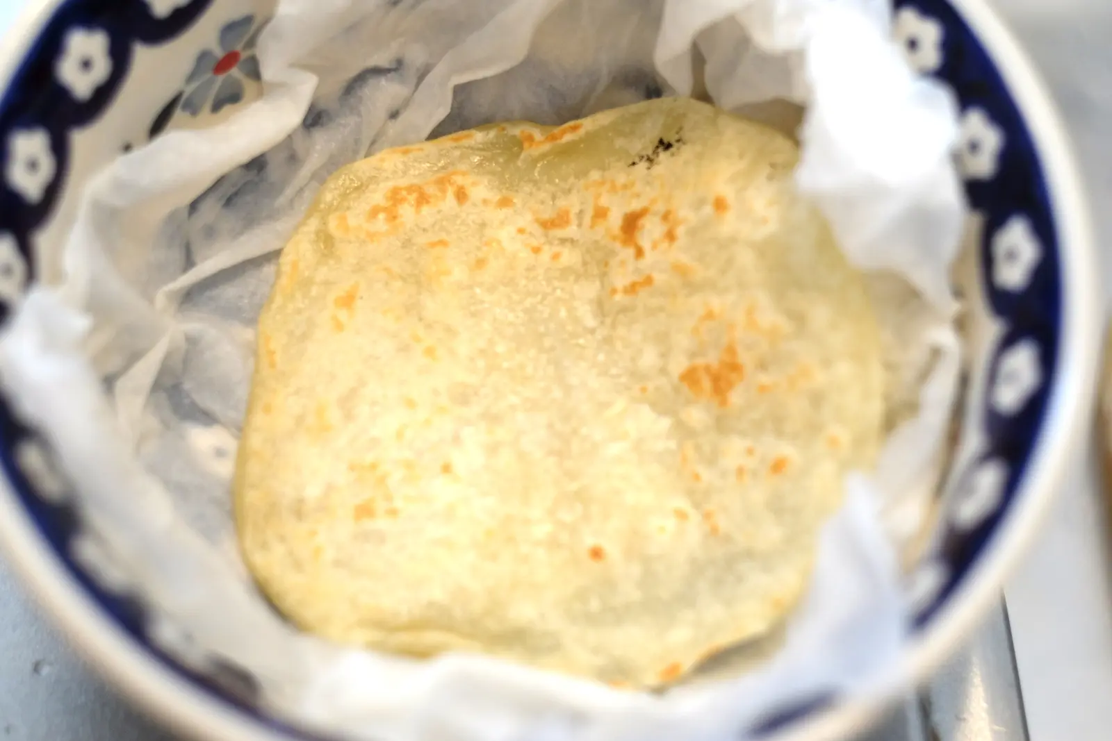 焼き上がったタコスの皮を保管