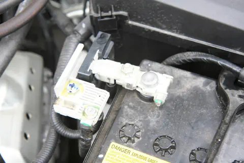 プラス端子カバーを外す