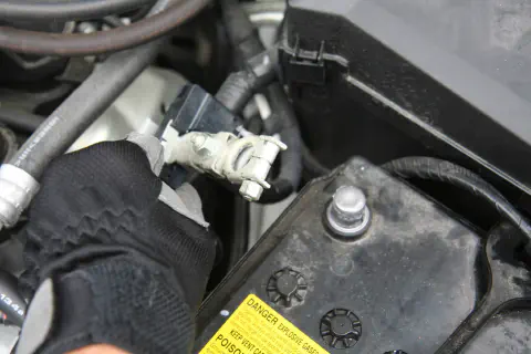 プラス端子を外す