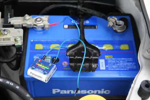 プラス端子を接続