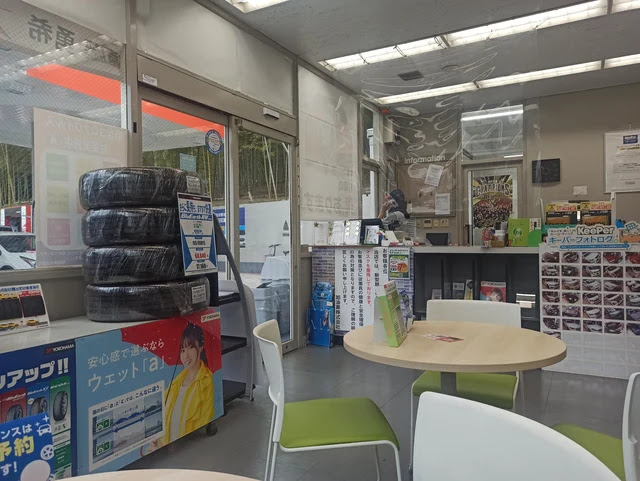 店舗の中で待つ