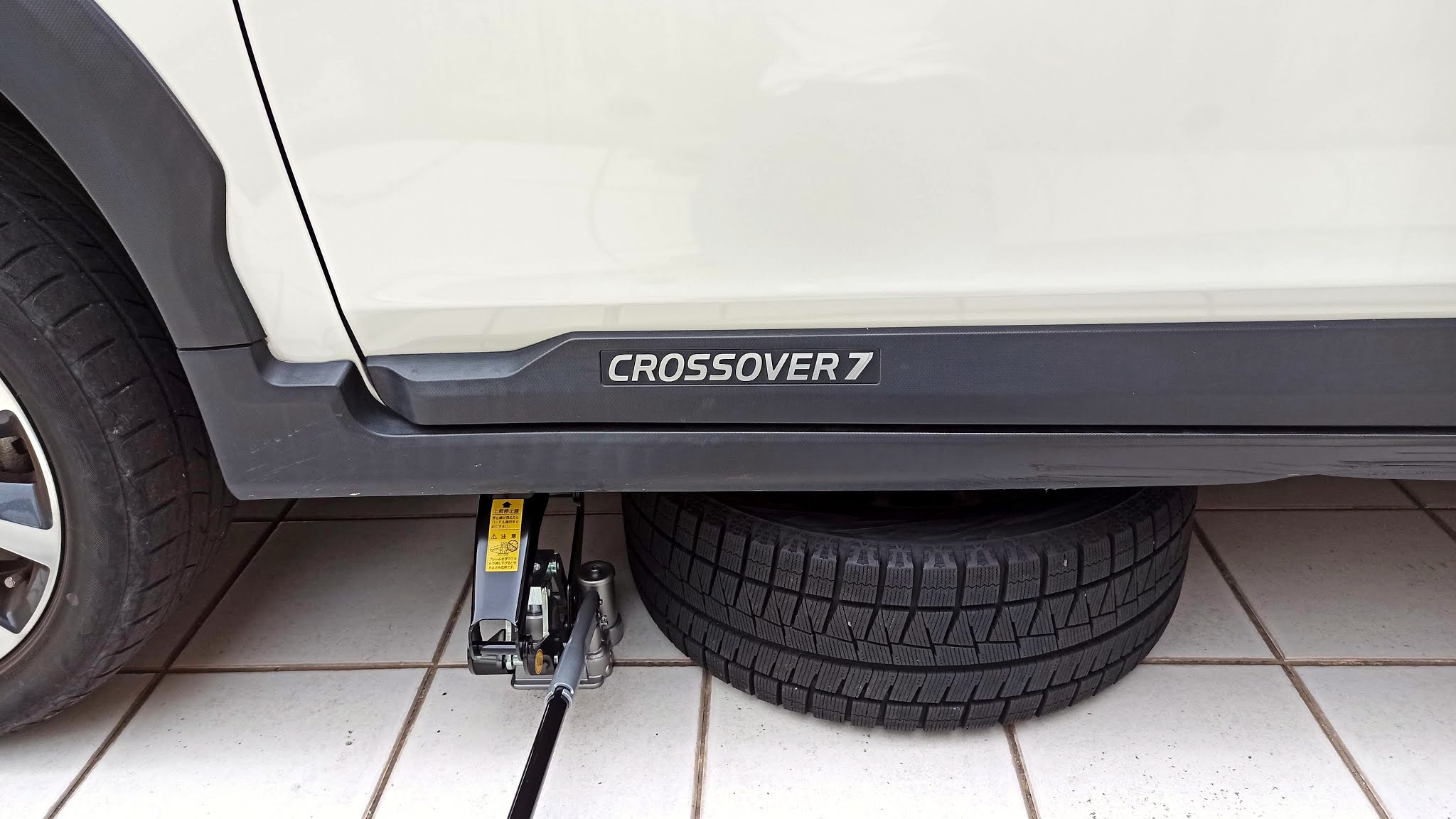 タイヤを1本車体下に入れておく