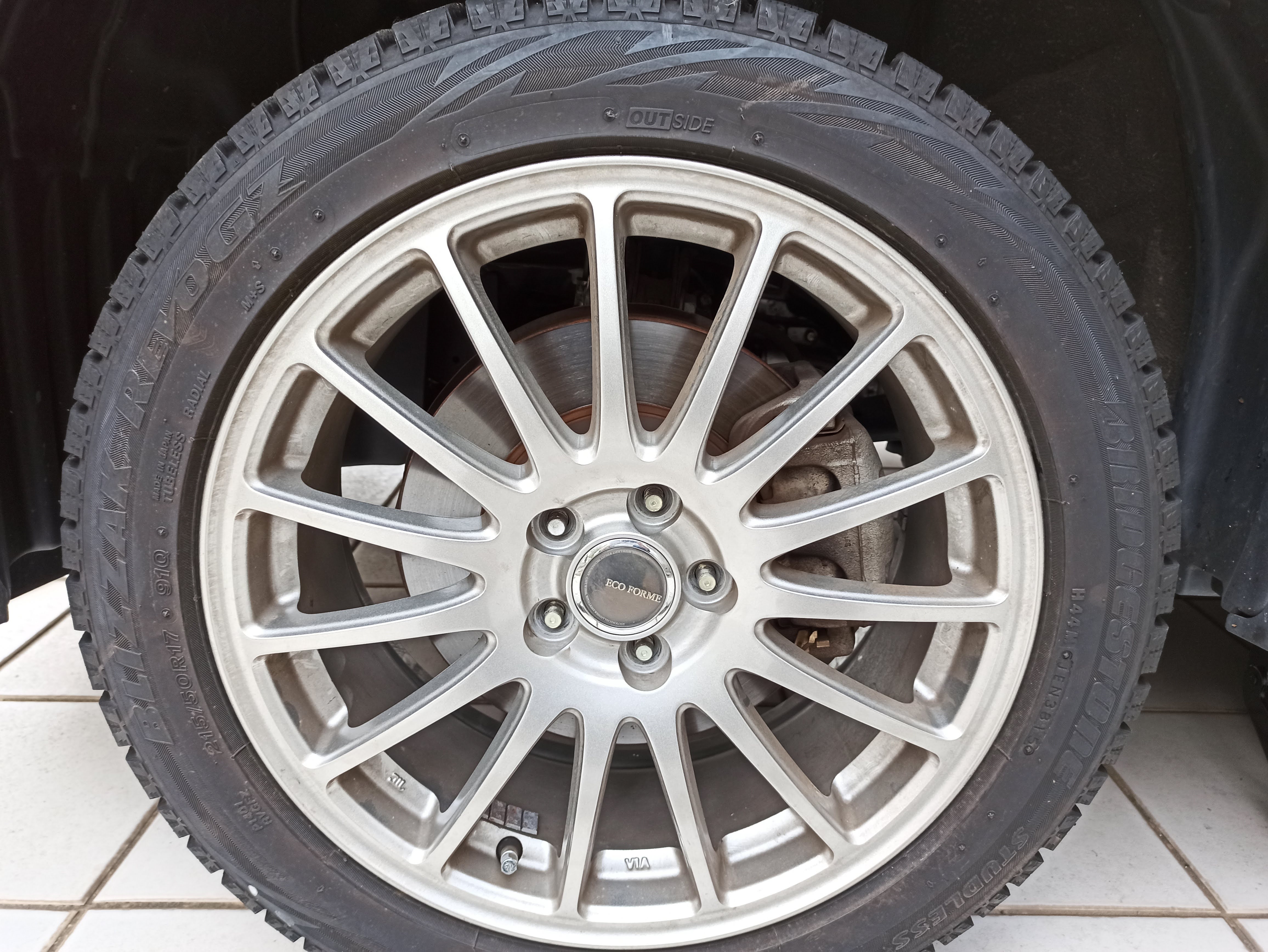 ホイールをスタッドボルトに穴をあわせて入れる
