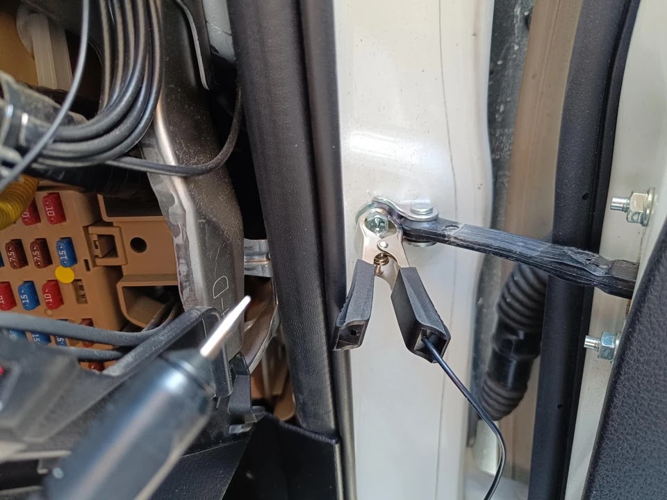 検電テスターのマイナスをボディにクランプ