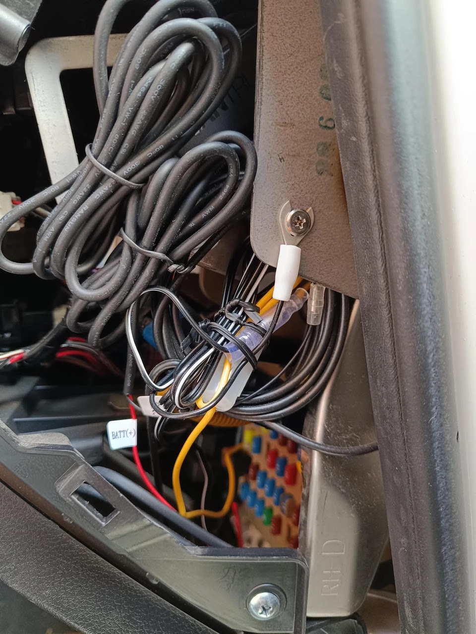 SB充電ケーブルのマイナス側の端子を車のボディに接地