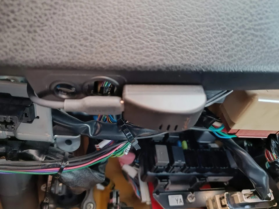 USB接続口にUSBケーブルを差し込んだ