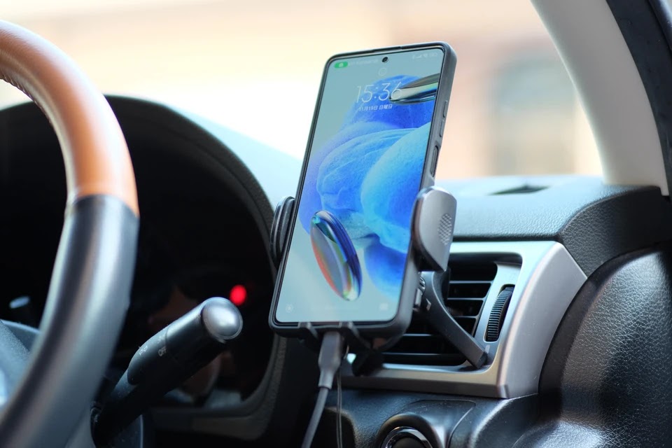 車のスマホホルダにスマホを載せ、USBケーブルで充電している様子