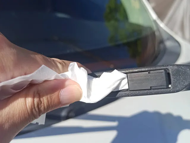 ツメを上に開く
