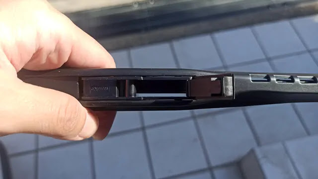 新しいワイパーブレードのツメを開きます