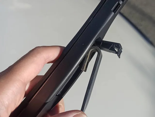 U字部分をワイパーブレードに挿入します
