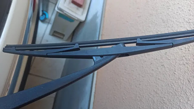 ワイパーブレードを時計回りに回転させます