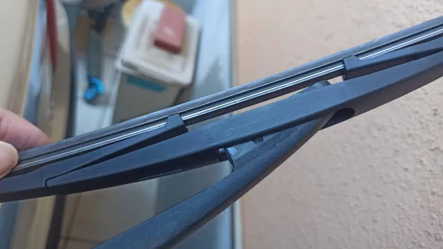 ワイパーブレードを押しながら回す