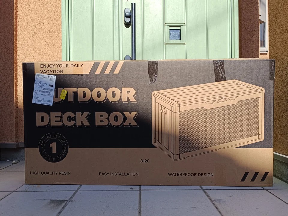 コンテナボックスの入った段ボール箱