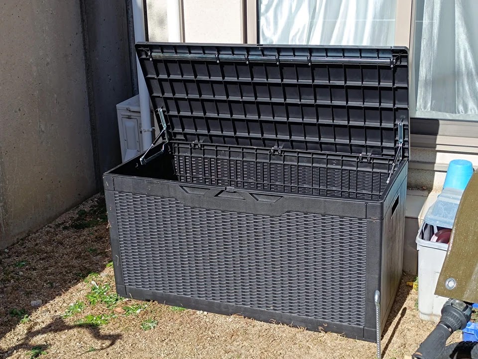 組み立て完成したコンテナボックス