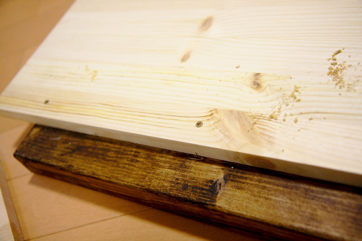 天板を2X4材に固定する